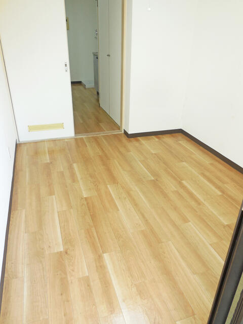 リビング以外の居室／窓側から見た居室