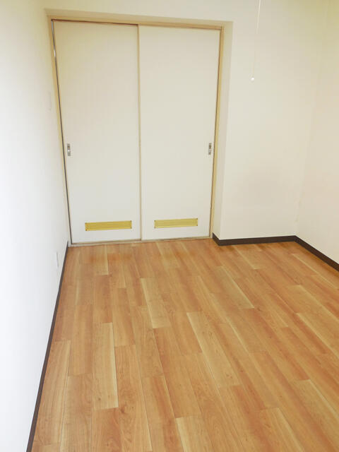 リビング以外の居室／窓側から見た居室