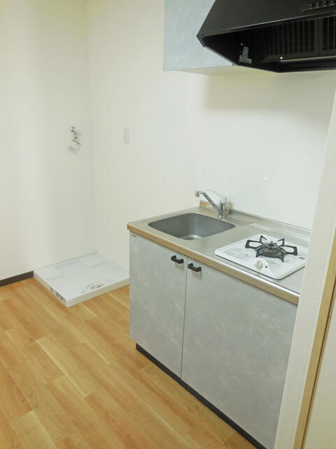 キッチン／２０２２年１２月交換済。１口ガスコンロ付キッチン横に洗濯機置