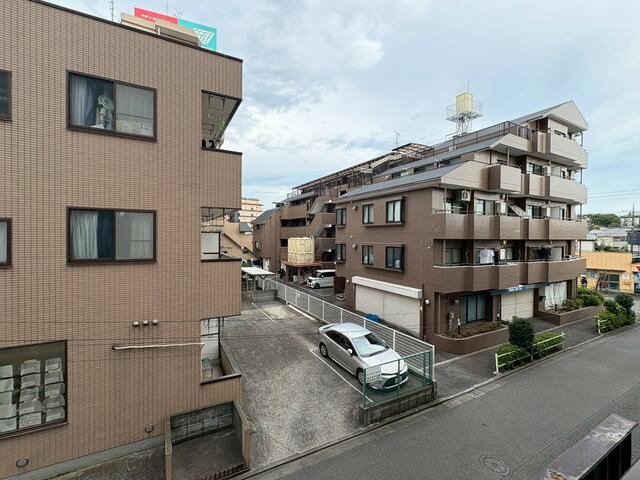 住戸からの眺望／バルコニーからの眺望。隣の建物とは距離があります！