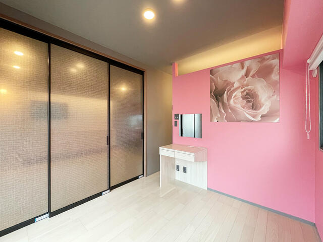 浴室／ピンクが印象的なお部屋には、ウォークインクローゼットを備えて