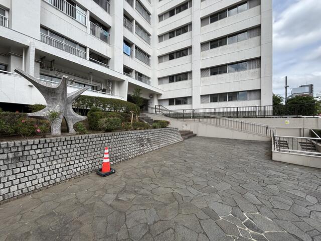 現地（外観）／外観入口前