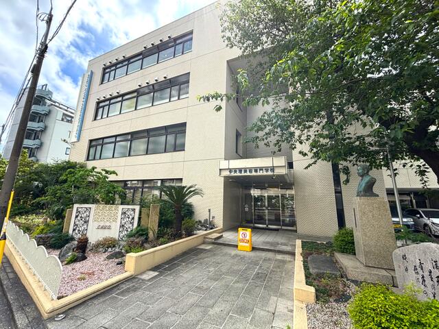 中央理美容専門学校 (143m)