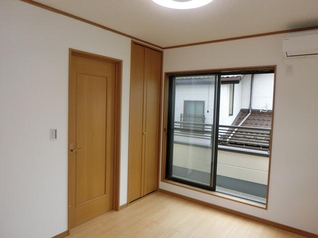 リビング以外の居室／２階西側洋室です。南・西の２面採光の明るい洋室です。／撮影日2026-04-18