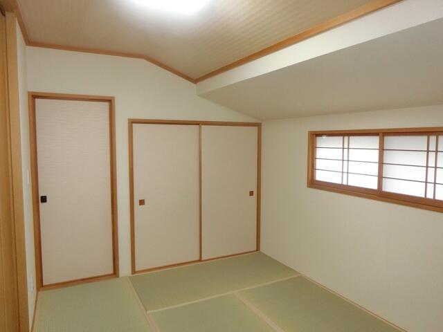 リビング以外の居室／畳・障子・襖・クロス・照明器具交換しました。明るいお洒落な和／撮影日2026-04-18