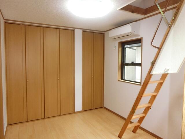 リビング以外の居室／収納豊富な洋室５．７帖には、コーナー出窓・屋根裏収納庫が備わ／撮影日2026-04-18