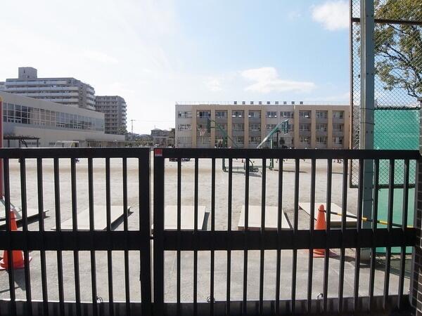 足立区立中川小学校 (711m)