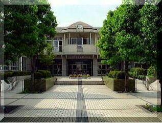 足立区立入谷南中学校 (339m)