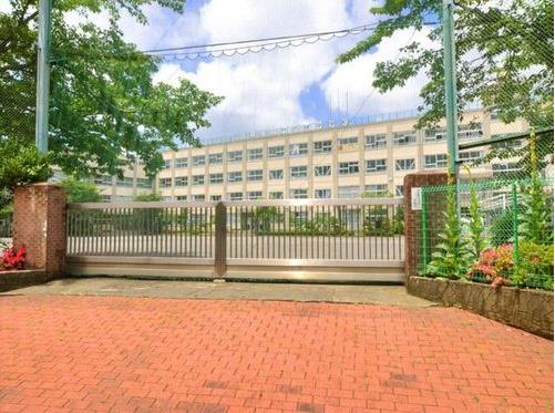 足立区立竹の塚中学校 (90m)