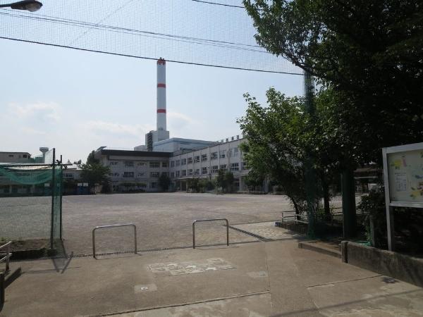 足立区立西保木間小学校 (438m)