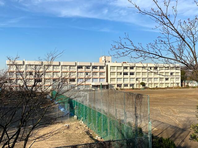 多摩市立聖ヶ丘中学校 (964m)