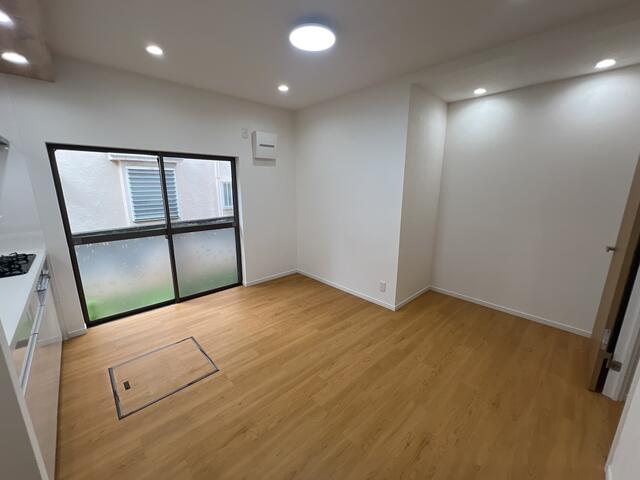 リビング／白を基調としたクロスとナチュラルな床材がマッチし、どんなイン