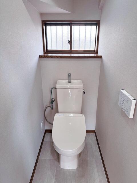 トイレ／一階トイレ　空間に馴染む落ち着いたデザインです。
