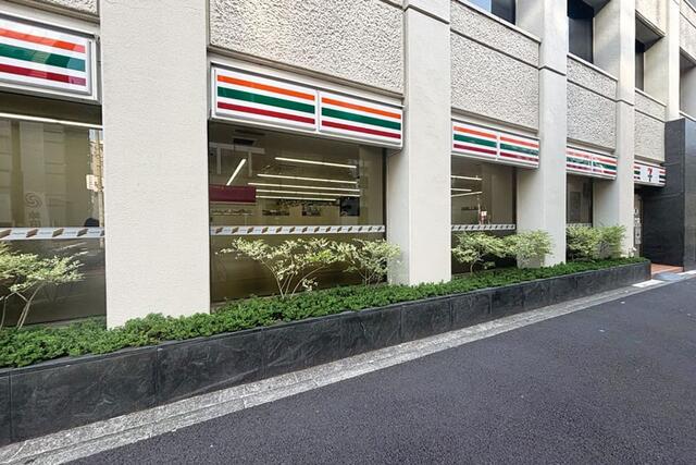 セブンイレブン神田錦町千代田通り店 (97m)