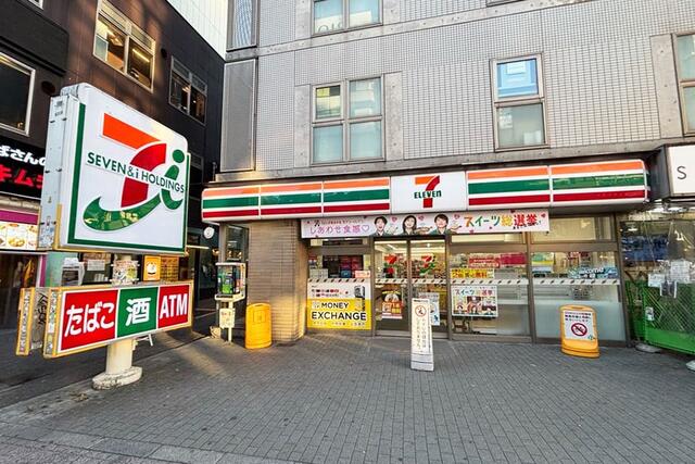 セブンイレブン新宿新大久保駅前店 (221m)