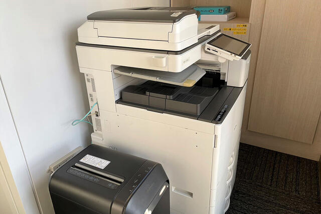 その他設備／カラーコピー機とシュレッダー