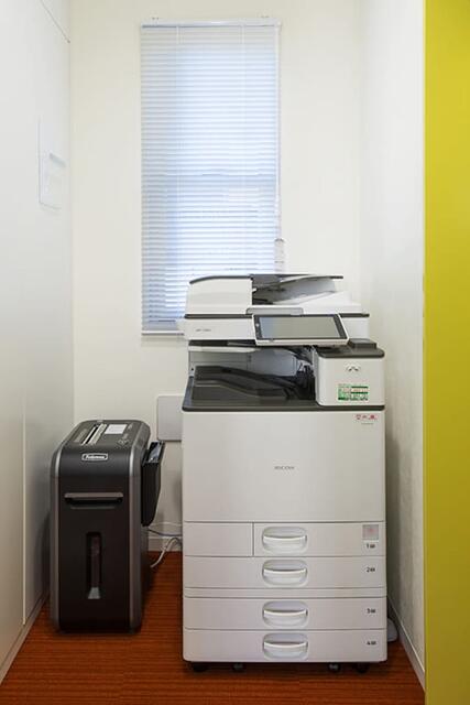 その他設備／カラーコピー機とシュレッダー／撮影日2022-04-14