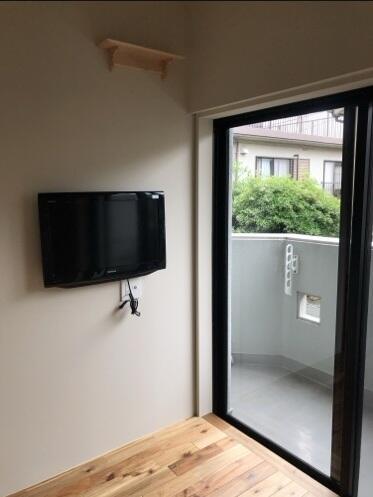 リビング以外の居室／バルコニー側の明るい主寝室。道路と反対側なので静かです。
