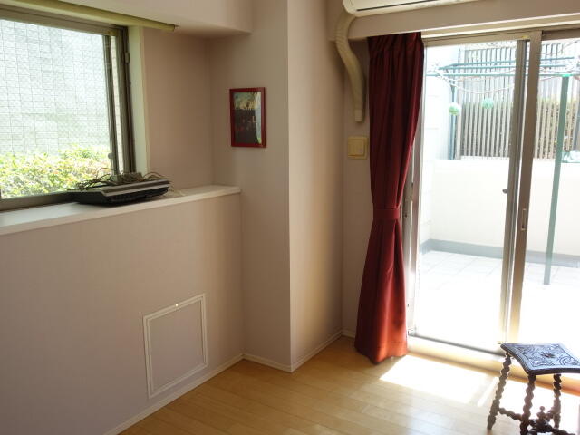 リビング以外の居室／南側の洋室６畳は東側と南側に窓がある明るいお部屋です。前が広／撮影日2026-03-05
