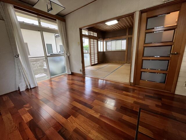 リビング以外の居室／１階ダイニングキッチンから和室を望む