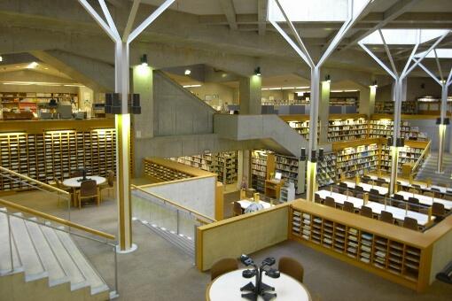 実践女子大学図書館 (774m)