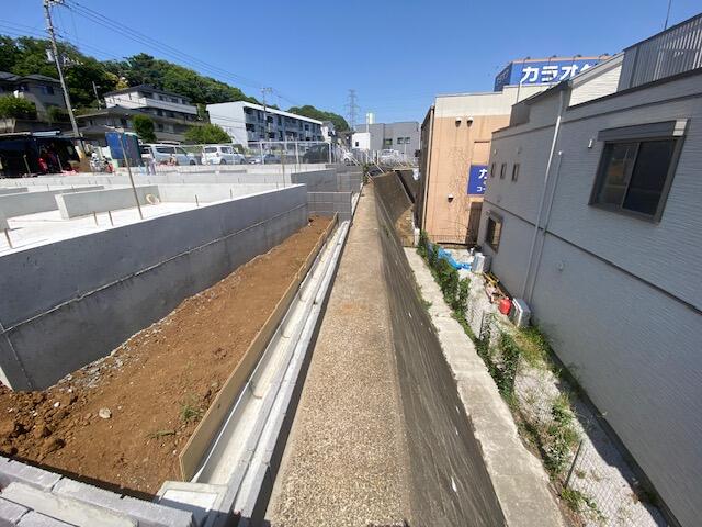 現地（外観）／敷地南東側・間知ブロック積み／撮影日2026-05-18