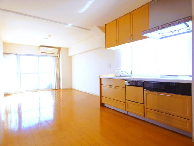 リビング／キッチンにも窓があり、２面採光で明るいです！
