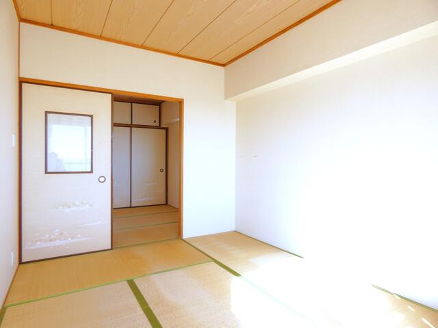 リビング以外の居室／こちらの和室も陽当たり良好！