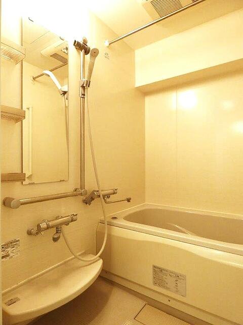 浴室／浴室暖房乾燥機付きで、冬も浴室内を温めてから入浴できます♪