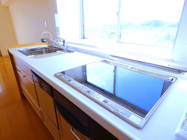 キッチン／凹凸が無く、掃除がしやすいＩＨクッキングヒーター（３口）