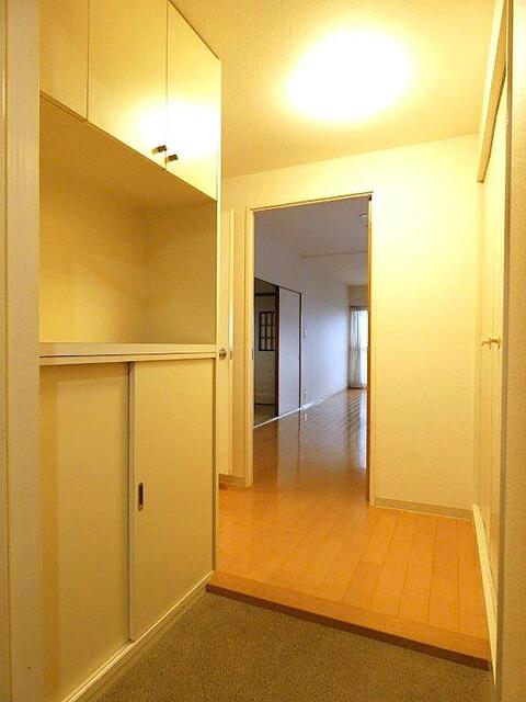 玄関／玄関の横には収納力のある大き目のクローゼットが！！