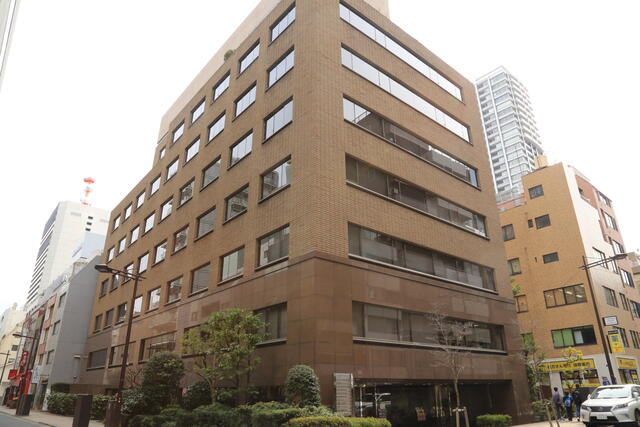 現地（外観）／重厚感溢れるオフィスビル