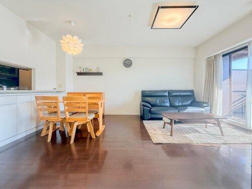 リビング／家具の配置もしやすい縦長のリビングダイニング。ゆったりとした