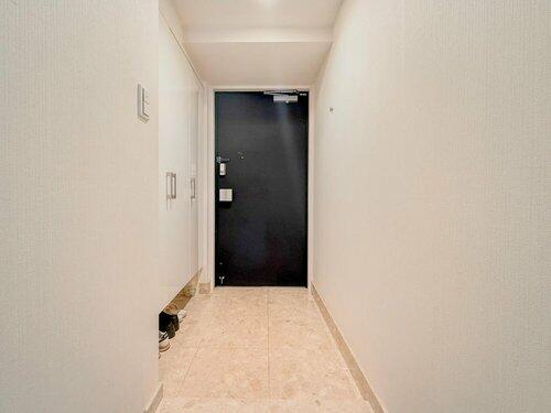 玄関／収納力のあるシューズボックス付きの玄関で、靴や小物を整理整頓