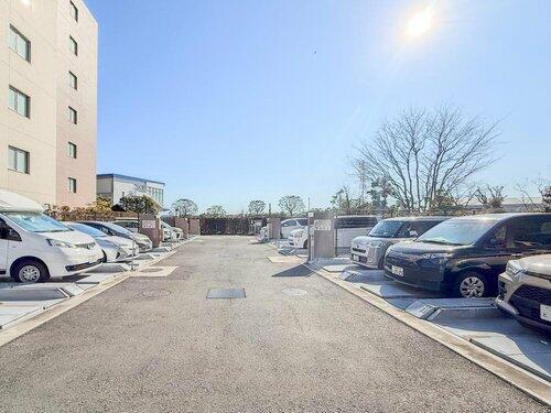 駐車場付きで、車の出し入れもスムーズ。料金や空き状況はお気軽