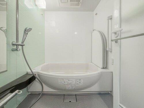 浴室／１４１８サイズのバスルームで、足を伸ばして入浴可能。ご家族で