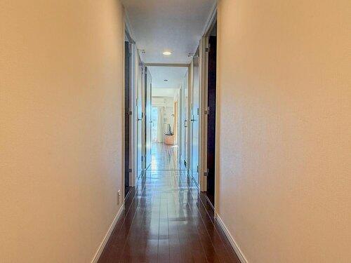 玄関／すっきりとした廊下は、各室への同線もスムーズで、毎日の暮らし