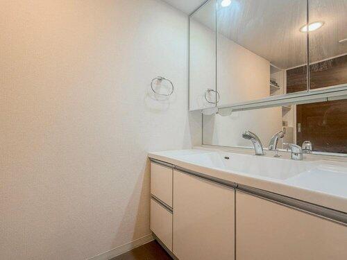 洗面台・洗面所／３面鏡の洗面スペースは、収納も鏡裏に備え、使いやすさと整理整