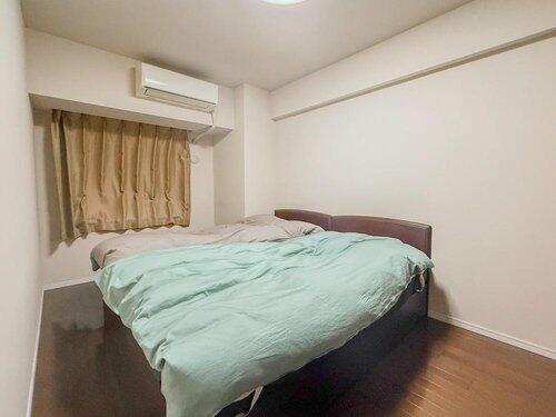 リビング以外の居室／大きめのベッドも置ける主寝室には、２畳のマルチクローゼット付