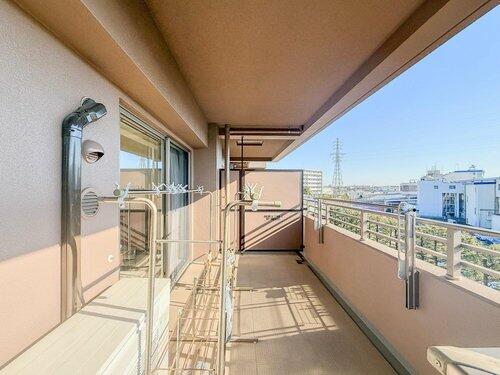 バルコニー／１２．１８ｍ２のバルコニーは、洗濯物や布団もしっかり干せる広