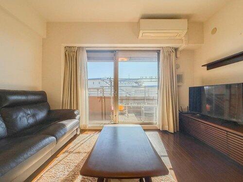 リビング／思わず日向ぼっこしたくなる、心地よい陽光が差し込むリビング。