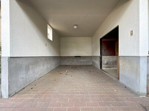 現地（駐車場）／セールスや勧誘、防犯面でもエントランスは重要チェックポイント／撮影日2024-12-22