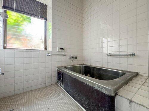 浴室／滑りやすいお風呂場でも、手すりがケガや事故から守ってくれます／撮影日2024-12-22