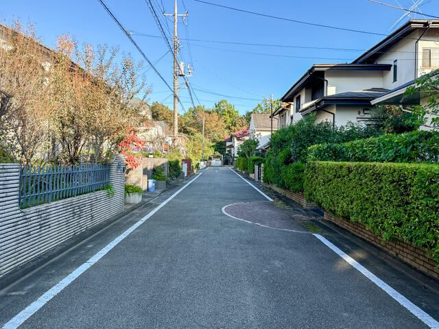 現地（外観）／区画が整備された街並みに佇む住まい