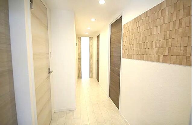 リビング以外の居室／広い玄関からお部屋へ続く廊下明るく爽やかな空間に包みこまれま