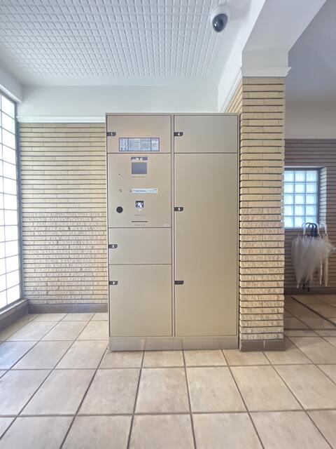 その他設備／エントランス内側左に宅配ボックス