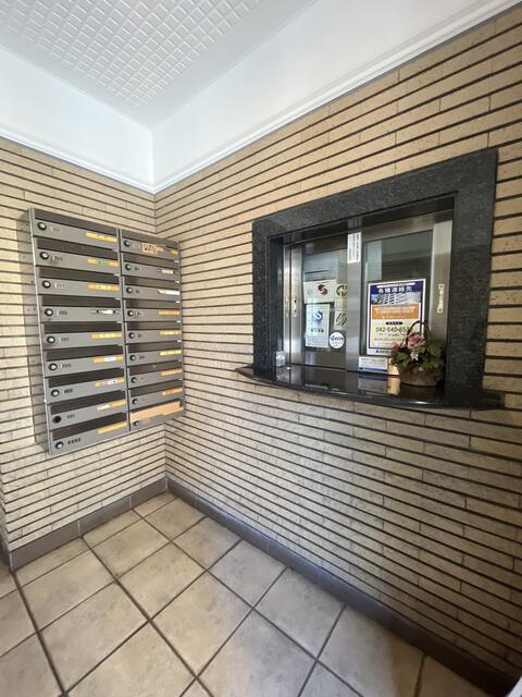 共用部（その他）／エントランス内側右に管理人室とレターボックス