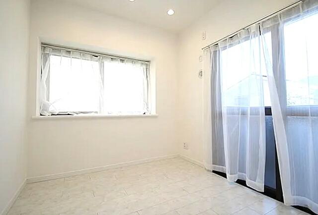 リビング以外の居室／２面採光　約４．１帖洋室　クローゼット付き東側にバルコニーが