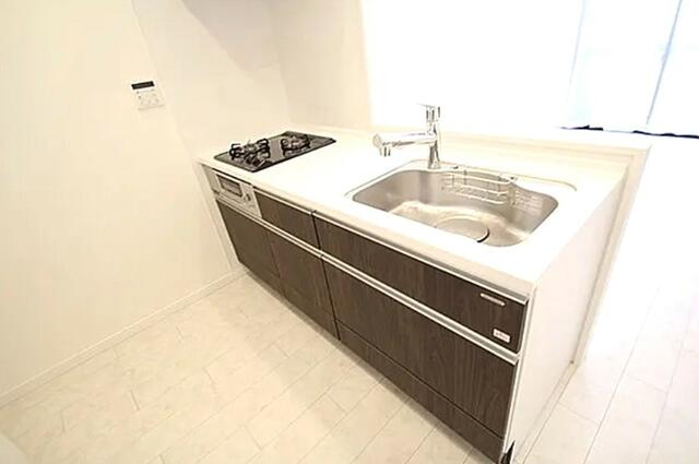 キッチン／約２．３帖　対面式システムキッチン　　冷蔵庫スペースに奥行を