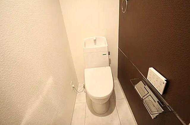 トイレ／扉からのアプローチが深く、おくにあるので窮屈感がありません。